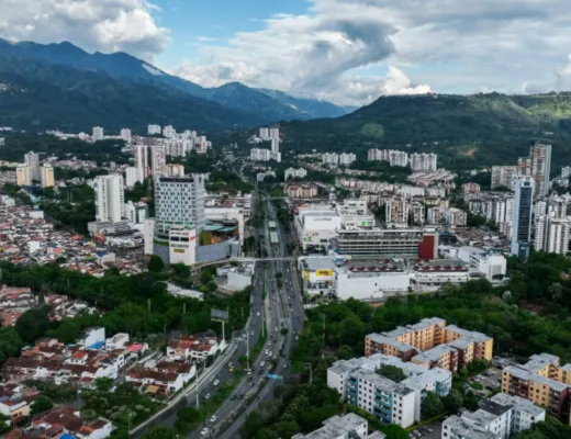 Vista panorámica de Floridablanca, Santander, con la zona de Cañaveral y las montañas, zona de cobertura del servicio de electricistas