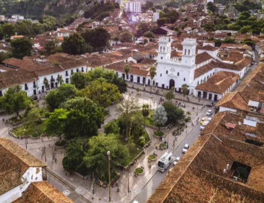 Vista panorámica del casco antiguo de Girón, Santander, zona de cobertura del servicio de electricistas