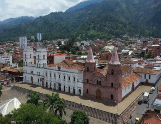 Vista panorámica de Piedecuesta, Santander, con su iglesia y las montañas, zona de cobertura del servicio de electricistas
